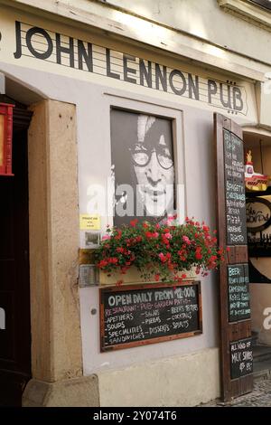 Pub John Lennon dans le vieux centre-ville de Prague. Le pub z Banque D'Images