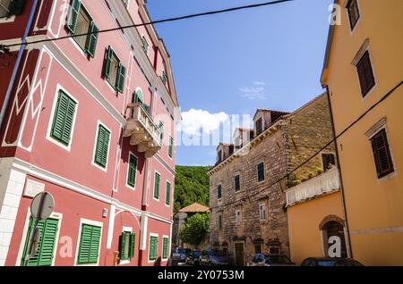 Croatie, 21 07 2014 : bâtiments colorés avec volets et rues étroites dans la vieille ville croate Skradin, Europe Banque D'Images