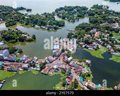 Rangamati, Chattogram, Bangladesh. 31 août 2024. Tir par drone du niveau d'eau du lac Rangamati Kaptai qui a augmenté à nouveau en raison des pluies de l'amont. Les 16 écluses du barrage ont été ouvertes de deux pieds alors que le niveau d'eau du lac a atteint le niveau de danger. Pendant ce temps, les habitants des zones inférieures du lac souffrent alors que le niveau d'eau du lac a de nouveau augmenté. (Crédit image : © Md. Zakir Hossain/Pacific Press via ZUMA Press Wire) USAGE ÉDITORIAL SEULEMENT ! Non destiné à UN USAGE commercial ! Banque D'Images