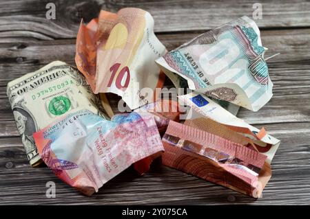 Fond de billets de banque pliés et froissés de 100 EGP LE livres égyptiennes, 1 USD dollar américain, 10 EUR euros, 20 CHF francs suisses, b Banque D'Images