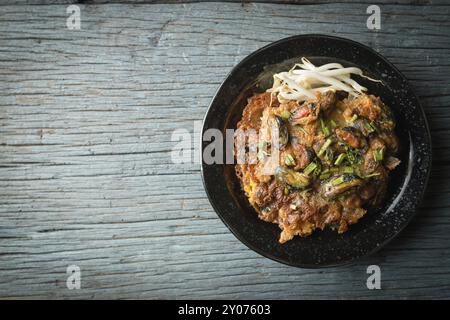 Cuisine asiatique à omelette de moules vertes frites Banque D'Images