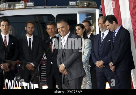 Miles Teller, Taylor Kitsch, Josh Brolin, Jeff Bridges, Jennifer Connelly, Dierks Bentley, Joseph Kosinski et James badge Dale au pré de Los Angeles Banque D'Images