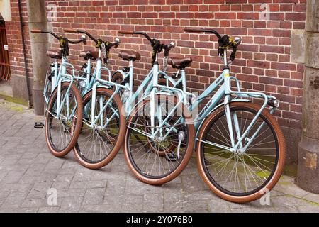 Amsterdam, pays-Bas, 31 mars 2016 : rangée de vélos à louer près d'un mur de briques à Amsterdam, pays-Bas Banque D'Images