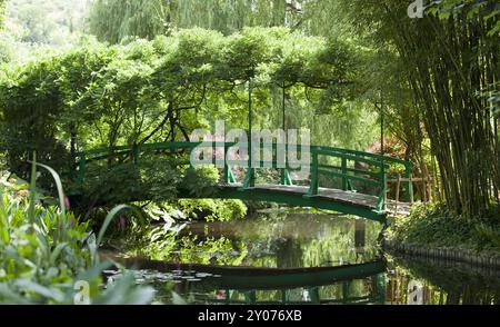 Le célèbre pont dans le jardin du peintre Claude Monet, Giverny, France, Europe Banque D'Images