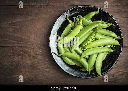 Les pois frais sur fond woodden Banque D'Images