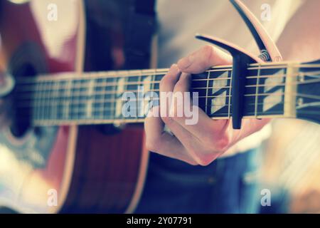 Jeune homme jouant un western sunburst guitare : découper, floue Banque D'Images