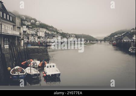 Le village de pêcheurs de Looe sur les rives de la rivière Looe Banque D'Images