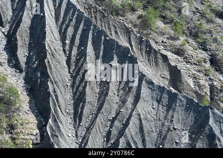 Motifs terrestres ou roche altérée créés par l'érosion pluviale ou roche érodée à Theus dans la vallée de la Durance Alpes-de-haute-Provence France Banque D'Images