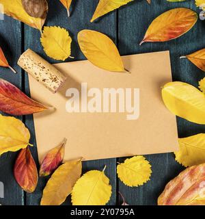 Les feuilles d'automne et de vin frais généraux laïcs télévision liège abattu avec une carte pour l'espace de copie, sur le fond rustique. La conception du vin d'automne pour une dégustation invitation Banque D'Images