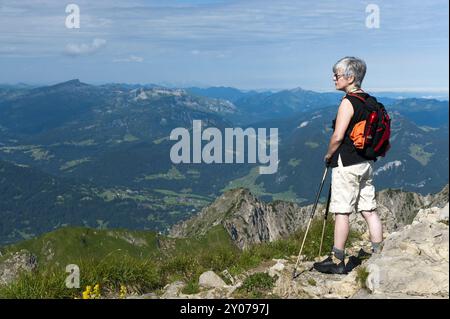 Femme debout sur le sommet du Nebelhorn Banque D'Images