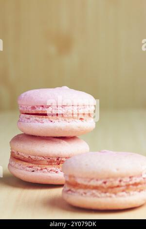 Sweet french macarons sur fond de bois Banque D'Images