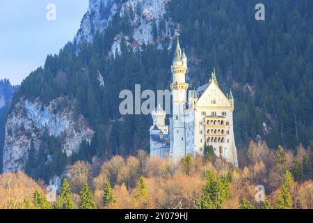 Le célèbre château de Neuschwanstein en Allemagne situé à Fussen, Bavaria, montagnes et ciel bleu Banque D'Images