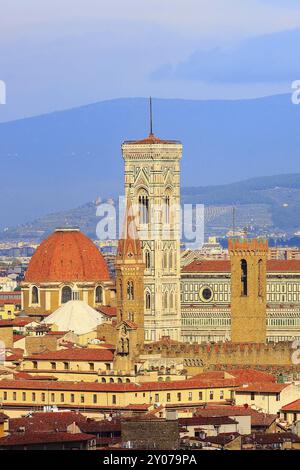 Florence, Italie Vue aérienne de bâtiments médiéval historique withtowers Duomo Santa Maria del Fiore en vieille ville Banque D'Images