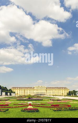 Vienne, Autriche 2013-07-08 vue sur les jardins du palais Schonbrunn UNESCO. Touristes marchant dans les jardins. Vue à travers l'eau qui coule jusqu'à la fontaine Banque D'Images