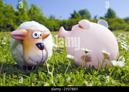 Cochon chanceux et moutons stupides dans un pré d'été Banque D'Images