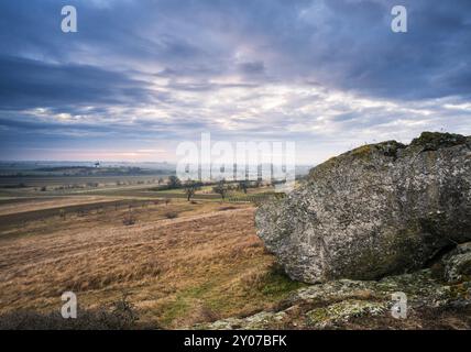 Hoelzlstein près d'Oggau et petite chapelle dans le paysage Banque D'Images