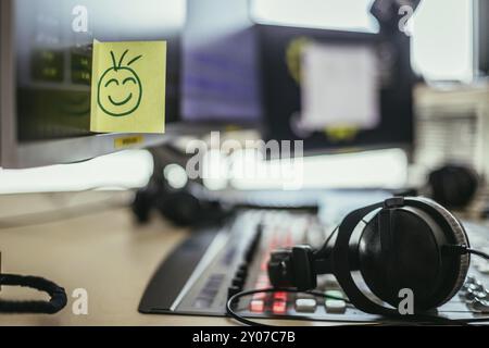 Smiley l'illustration à un studio de radio, métaphore de la rétroaction et de motivation Banque D'Images