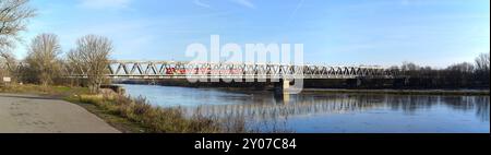 Pont ferroviaire sur l'Elbe près de Magdebourg Banque D'Images
