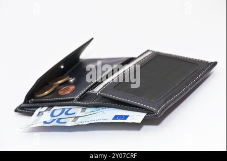 Portefeuille en cuir noir sur fond blanc Banque D'Images