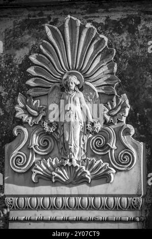 Pierre ancienne détaillées de secours une femme sur un cimetière allemand à Berlin Banque D'Images