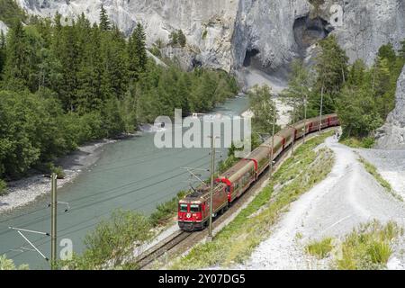 Un train rhétique traverse les gorges du Rhin, Ruinaulta, le Rhin antérieur, Versam, Graubuenden, Suisse, Europe Banque D'Images