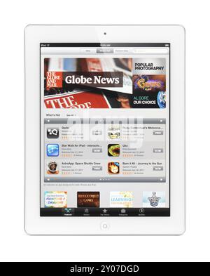 Tablette Apple iPad 2 avec App Store sur son écran. Isolé avec chemin de détourage sur fond blanc Banque D'Images