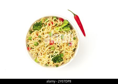 Un bol de nouilles soba aux légumes et un poivron rouge, tourné à partir de ci-dessus, sur un fond blanc avec une place pour le texte Banque D'Images