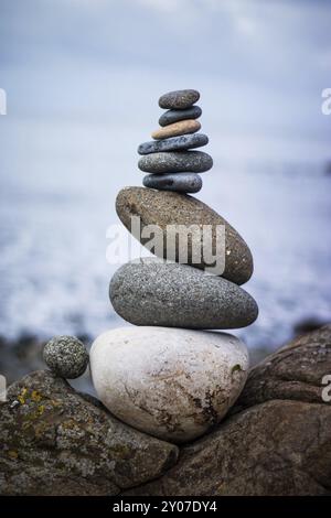 Close up photo d'un cairn de pierre à l'extérieur. Dans l'océan l'arrière-plan flou Banque D'Images