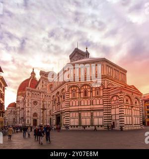 Florence, Italie, 24 octobre 2018 : les gens sur la place près du Duomo médiéval historique Santa Maria Del Fiore et le Baptistère dans la vieille ville au coucher du soleil, EUR Banque D'Images