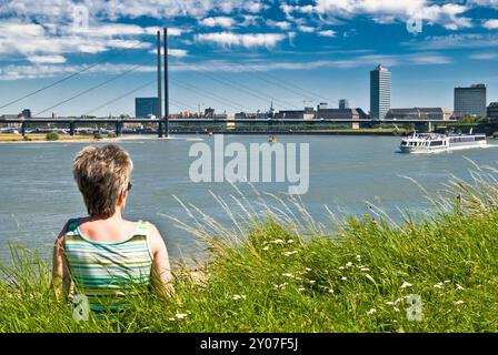 Femme, 50 ans, plus, regarde Duesseldorf Banque D'Images