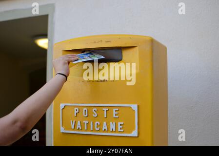 Boîte aux lettres sur la place Saint-Pierre, Cité du Vatican, Italie, Europe Banque D'Images