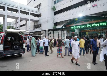 Dhaka, Dhaka, Bangladesh. 1er septembre 2024. En réponse à trois attaques contre des médecins du Collège médical de Dhaka le 31 août 2024, tous les médecins du gouvernement à travers le pays ont déclaré une fermeture complète à partir de 13 heures le 1er septembre 2024. Pendant ce temps, des patients de différents âges, y compris des enfants et des nouveau-nés, ont été vus quitter l'hôpital sans recevoir de traitement, et leurs proches ont semblé en détresse. Certains patients ont également été vus allongés dans un état malade à l'extérieur des locaux de l'hôpital. (Crédit image : © Rubel Karmaker/ZUMA Press Wire) USAGE ÉDITORIAL SEULEMENT! Non destiné à UN USAGE commercial ! Banque D'Images