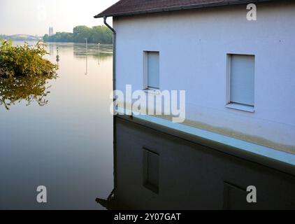 Jardin inondé d'une maison pendant l'inondation à Magdebourg Banque D'Images