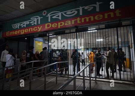 Dhaka, Dhaka, Bangladesh. 1er septembre 2024. En réponse à trois attaques contre des médecins du Collège médical de Dhaka le 31 août 2024, tous les médecins du gouvernement à travers le pays ont déclaré une fermeture complète à partir de 13 heures le 1er septembre 2024. Pendant ce temps, des patients de différents âges, y compris des enfants et des nouveau-nés, ont été vus quitter l'hôpital sans recevoir de traitement, et leurs proches ont semblé en détresse. Certains patients ont également été vus allongés dans un état malade à l'extérieur des locaux de l'hôpital. (Crédit image : © Rubel Karmaker/ZUMA Press Wire) USAGE ÉDITORIAL SEULEMENT! Non destiné à UN USAGE commercial ! Banque D'Images