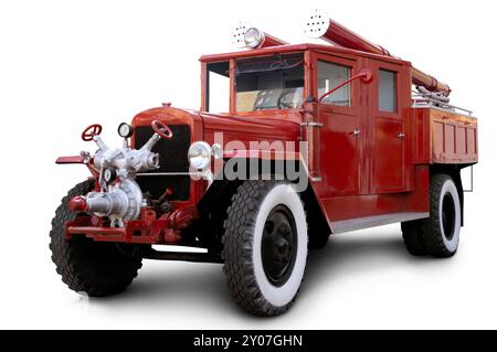 Moteur de pompier rétro rouge ZIS. Camion de pompiers antique isolé sur blanc Banque D'Images