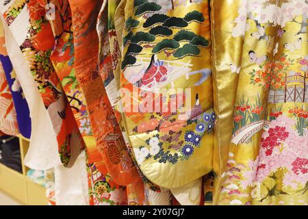 Kimono japonais avec des modèles colorés dans un magasin Banque D'Images