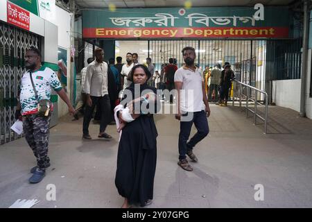 Dhaka, Dhaka, Bangladesh. 1er septembre 2024. En réponse à trois attaques contre des médecins du Collège médical de Dhaka le 31 août 2024, tous les médecins du gouvernement à travers le pays ont déclaré une fermeture complète à partir de 13 heures le 1er septembre 2024. Pendant ce temps, des patients de différents âges, y compris des enfants et des nouveau-nés, ont été vus quitter l'hôpital sans recevoir de traitement, et leurs proches ont semblé en détresse. Certains patients ont également été vus allongés dans un état malade à l'extérieur des locaux de l'hôpital. (Crédit image : © Rubel Karmaker/ZUMA Press Wire) USAGE ÉDITORIAL SEULEMENT! Non destiné à UN USAGE commercial ! Banque D'Images