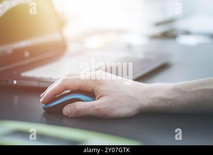 Close up de souris de l'ordinateur utilisé par un homme de main Banque D'Images