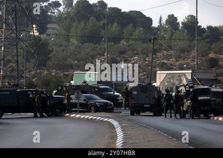 Hébron. 1er septembre 2024. Cette photo montre le site de l’attaque où trois policiers israéliens ont été tués à l’ouest d’Hébron, dans le sud de la Cisjordanie, le 1er septembre 2024. Trois policiers israéliens, une femme et deux hommes, ont été tués après que des Palestiniens armés ont ouvert le feu dimanche sur un poste de contrôle israélien en Cisjordanie occupée, selon les autorités israéliennes. Crédit : Mamoun Wazwaz/Xinhua/Alamy Live News Banque D'Images