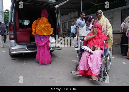 Dhaka, Dhaka, Bangladesh. 1er septembre 2024. En réponse à trois attaques contre des médecins du Collège médical de Dhaka le 31 août 2024, tous les médecins du gouvernement à travers le pays ont déclaré une fermeture complète à partir de 13 heures le 1er septembre 2024. Pendant ce temps, des patients de différents âges, y compris des enfants et des nouveau-nés, ont été vus quitter l'hôpital sans recevoir de traitement, et leurs proches ont semblé en détresse. Certains patients ont également été vus allongés dans un état malade à l'extérieur des locaux de l'hôpital. Depuis la dernière mise à jour, la fermeture complète a été temporairement suspendue jusqu'à 8H00 le 2 septembre Banque D'Images