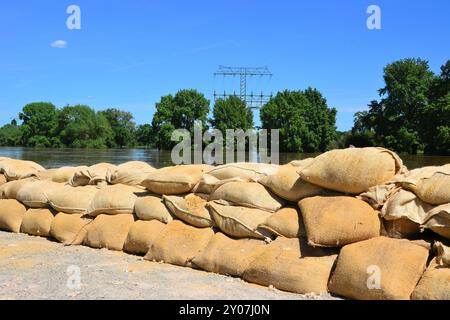 Sacs de sable pendant les inondations de 2013 à Magdebourg sur l'Elbe Banque D'Images