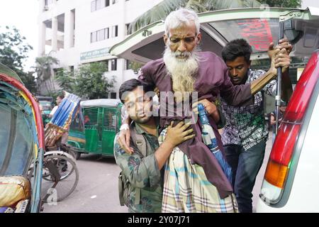 Dhaka, Dhaka, Bangladesh. 1er septembre 2024. En réponse à trois attaques contre des médecins du Collège médical de Dhaka le 31 août 2024, tous les médecins du gouvernement à travers le pays ont déclaré une fermeture complète à partir de 13 heures le 1er septembre 2024. Pendant ce temps, des patients de différents âges, y compris des enfants et des nouveau-nés, ont été vus quitter l'hôpital sans recevoir de traitement, et leurs proches ont semblé en détresse. Certains patients ont également été vus allongés dans un état malade à l'extérieur des locaux de l'hôpital. Depuis la dernière mise à jour, la fermeture complète a été temporairement suspendue jusqu'à 8H00 le 2 septembre Banque D'Images