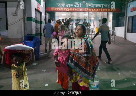 Dhaka, Dhaka, Bangladesh. 1er septembre 2024. En réponse à trois attaques contre des médecins du Collège médical de Dhaka le 31 août 2024, tous les médecins du gouvernement à travers le pays ont déclaré une fermeture complète à partir de 13 heures le 1er septembre 2024. Pendant ce temps, des patients de différents âges, y compris des enfants et des nouveau-nés, ont été vus quitter l'hôpital sans recevoir de traitement, et leurs proches ont semblé en détresse. Certains patients ont également été vus allongés dans un état malade à l'extérieur des locaux de l'hôpital. Depuis la dernière mise à jour, la fermeture complète a été temporairement suspendue jusqu'à 8H00 le 2 septembre Banque D'Images
