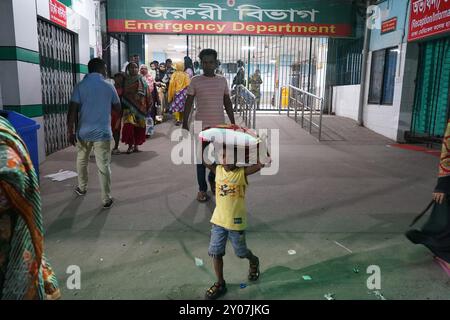 Dhaka, Dhaka, Bangladesh. 1er septembre 2024. En réponse à trois attaques contre des médecins du Collège médical de Dhaka le 31 août 2024, tous les médecins du gouvernement à travers le pays ont déclaré une fermeture complète à partir de 13 heures le 1er septembre 2024. Pendant ce temps, des patients de différents âges, y compris des enfants et des nouveau-nés, ont été vus quitter l'hôpital sans recevoir de traitement, et leurs proches ont semblé en détresse. Certains patients ont également été vus allongés dans un état malade à l'extérieur des locaux de l'hôpital. Depuis la dernière mise à jour, la fermeture complète a été temporairement suspendue jusqu'à 8H00 le 2 septembre Banque D'Images