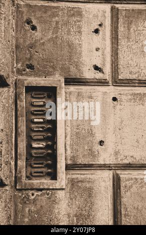 Cloche de porte sur une maison délabrée à Prague Banque D'Images