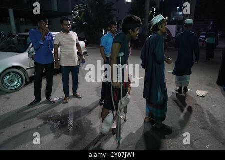 Dhaka, Dhaka, Bangladesh. 1er septembre 2024. En réponse à trois attaques contre des médecins du Collège médical de Dhaka le 31 août 2024, tous les médecins du gouvernement à travers le pays ont déclaré une fermeture complète à partir de 13 heures le 1er septembre 2024. Pendant ce temps, des patients de différents âges, y compris des enfants et des nouveau-nés, ont été vus quitter l'hôpital sans recevoir de traitement, et leurs proches ont semblé en détresse. Certains patients ont également été vus allongés dans un état malade à l'extérieur des locaux de l'hôpital. Depuis la dernière mise à jour, la fermeture complète a été temporairement suspendue jusqu'à 8H00 le 2 septembre Banque D'Images