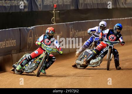 William Cairns (réserve) de belle vue « Cool Running » Colts mène Matt Marson de belle vue « Cool Running » Colts lors du match de la WSRA National Development League entre belle vue Colts et Edinburgh Monarchs Academy au National Speedway Stadium de Manchester, en Angleterre, le 30 août 2024. (Photo : Thomas Edwards | mi News) crédit : MI News & Sport /Alamy Live News Banque D'Images