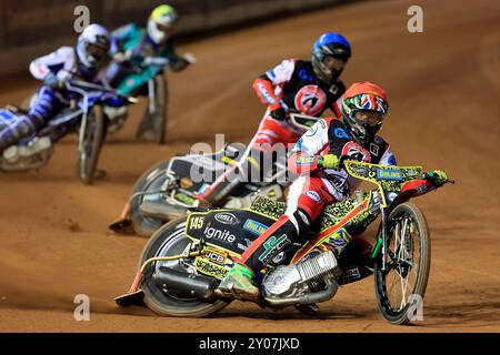 William Cairns (réserve) de belle vue « Cool Running » Colts mène Matt Marson de belle vue « Cool Running » Colts lors du match de la WSRA National Development League entre belle vue Colts et Edinburgh Monarchs Academy au National Speedway Stadium de Manchester, en Angleterre, le 30 août 2024. (Photo : Thomas Edwards | mi News) crédit : MI News & Sport /Alamy Live News Banque D'Images