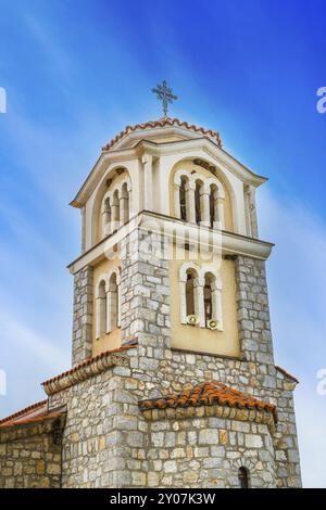 Macédoine du Nord. Ohrid. Tour de l'église du monastère de Saint-Naum sur fond bleu ciel Banque D'Images