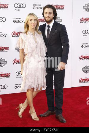 Sam Taylor-Johnson et Aaron Taylor-Johnson lors de la première mondiale de Marvel's Avengers: Age of Ultron', qui s'est tenue au Dolby Theatre à Hollywood, aux États-Unis Banque D'Images